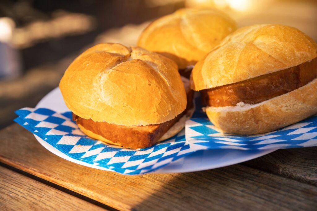 Leberkäse-Brötchen auf bayerischer Serviette – klassischer Snack mit ofenfrischem Leberkäse