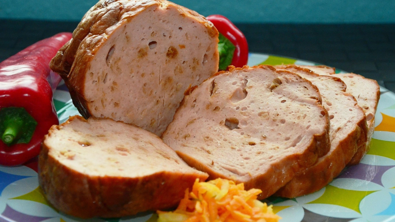 Leberkäse Backen - Ein klassisch angerichteter Teller mit Leberkäse, Brezel und Senf.