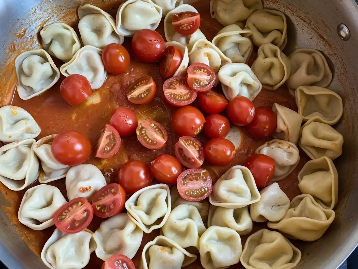 Tortellini und Tomaten in der Sauce für Tortellini Auflauf