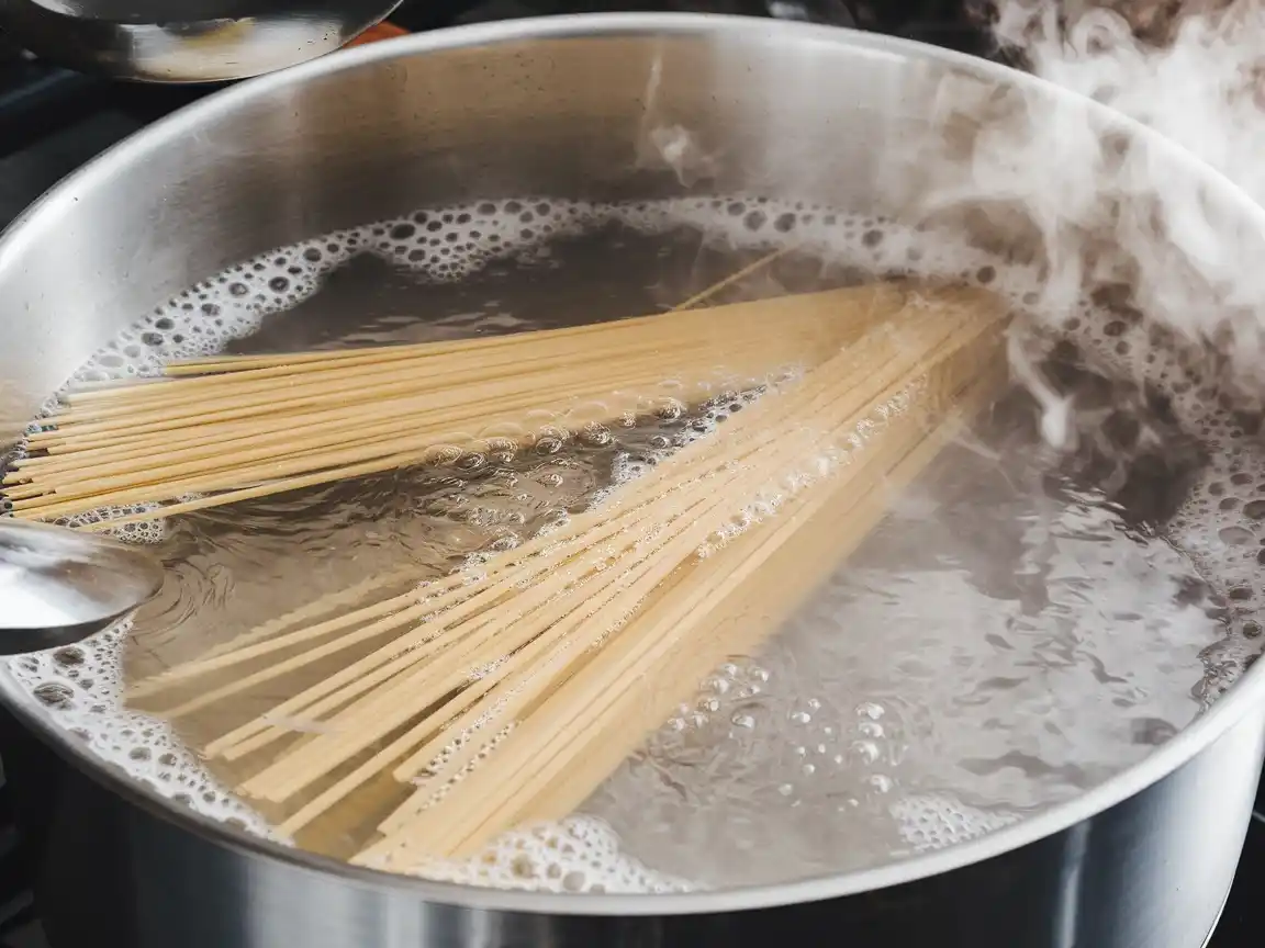 Pasta kocht im sprudelnden Wasser für das Zitronen Pasta Rezept.