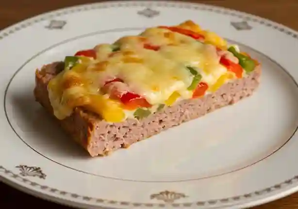 Leberkäse Rezepte Überbacken - Überbackener Leberkäse mit knuspriger Kruste und Kartoffelsalat auf einem rustikalen Teller.