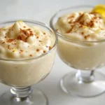 Vanillepudding vegan im Glas mit frischen Himbeeren