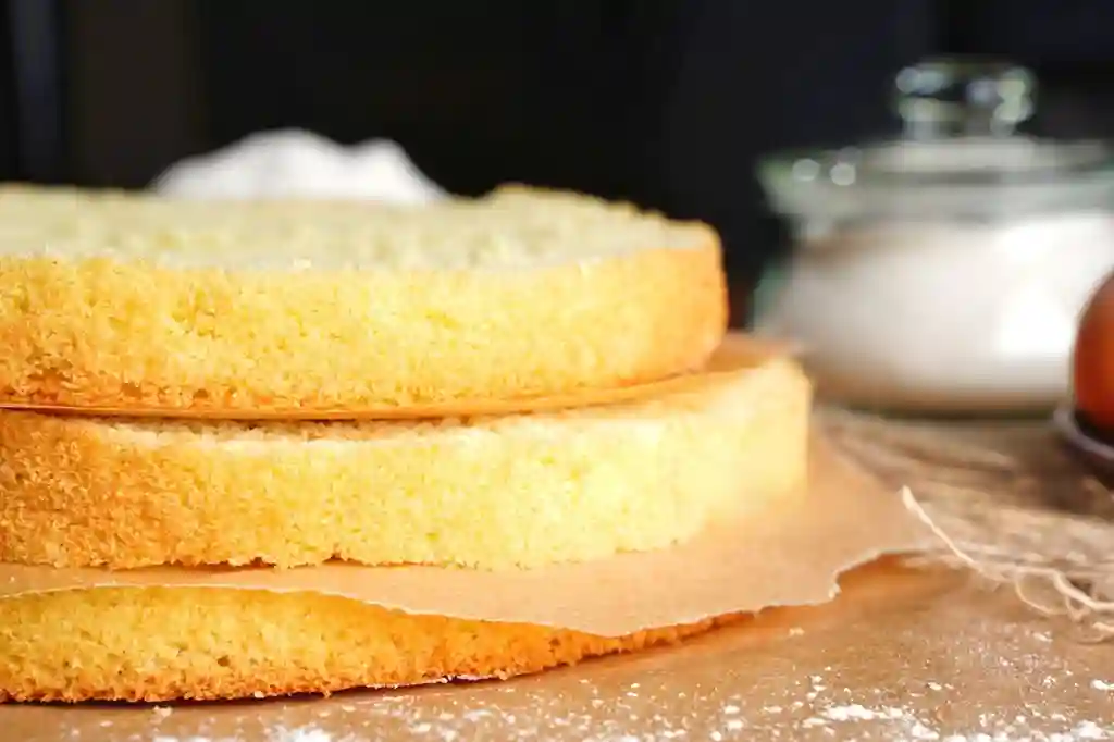 Frisch gebackener glutenfreier Biskuitboden, ideal für glutenfreie Torten und Kuchen.