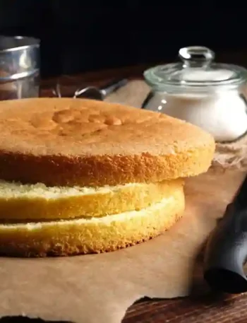 Glutenfreier Tortenboden in mehreren Schichten, bereit für eine köstliche glutenfreie Torte.
