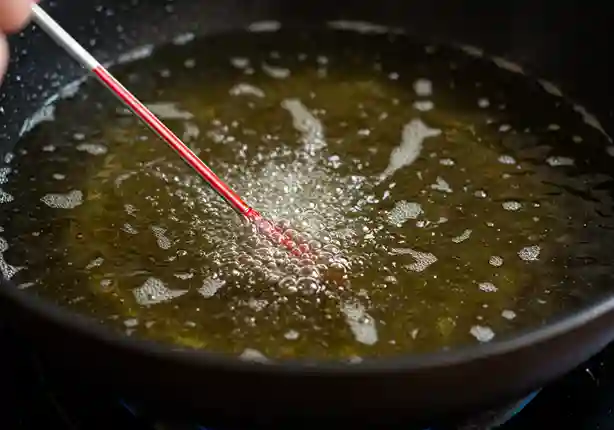 Öl wird auf 175°C für das Frittieren Hähnchen erhitzt.