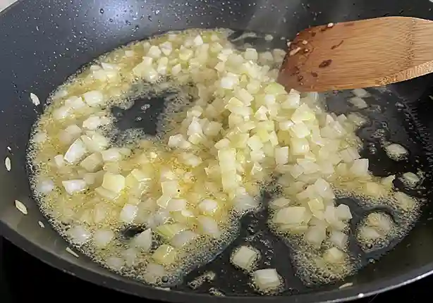 Sauce für schnitzel selber machen : Fein gehackte Zwiebeln werden in goldener Butter glasig gebraten – ideal für Sauce für Schnitzel.