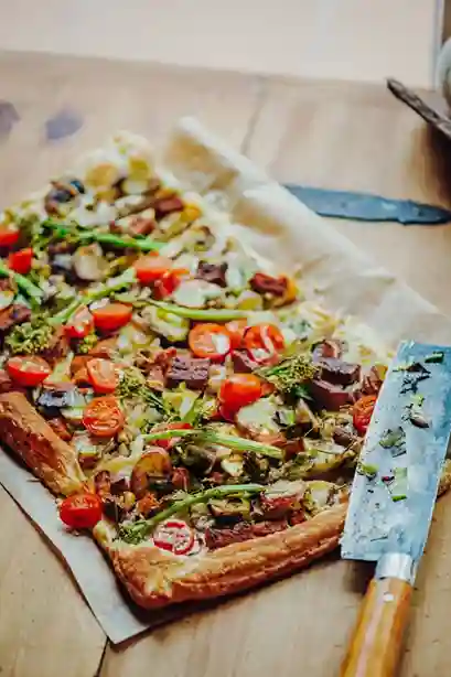 Frisch gebackener Flammkuchen Vegan mit Gemüsebelag und knusprigem Rand