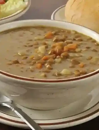 Linsen Suppe Thermomix – cremige, deftige Linsensuppe mit frischen Zutaten, serviert mit Brötchen.
