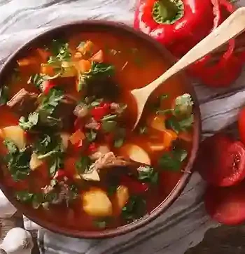 ngarische Gulaschsuppe Rezept Original – Eine traditionelle, herzhafte Suppe mit Rindfleisch, Kartoffeln und Paprika, serviert in einer rustikalen Schüssel.