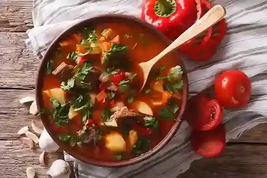 ngarische Gulaschsuppe Rezept Original – Eine traditionelle, herzhafte Suppe mit Rindfleisch, Kartoffeln und Paprika, serviert in einer rustikalen Schüssel.