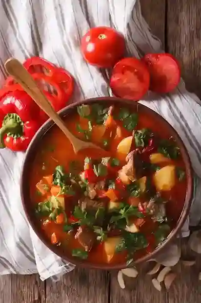 Ungarische Gulaschsuppe Rezept Original – Eine traditionelle ungarische Gulaschsuppe mit zartem Rindfleisch, Kartoffeln und Paprika, serviert in einer rustikalen Schale.