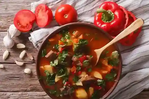 Ungarische Gulaschsuppe Rezept Original – Eine würzige ungarische Gulaschsuppe mit Kartoffeln, Rindfleisch, Paprika und frischen Kräutern, serviert in einer traditionellen Schale.