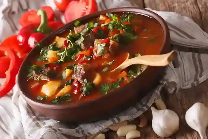 Ungarische Gulaschsuppe Rezept Original – Eine würzige, ungarische Suppe mit zartem Rindfleisch, Kartoffeln und Paprika, serviert in einer rustikalen Schüssel.