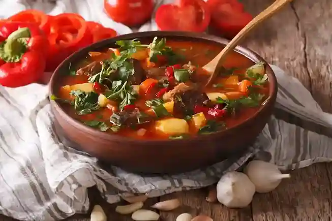 Ungarische Gulaschsuppe Rezept Original – Eine klassische ungarische Gulaschsuppe mit Rindfleisch, Kartoffeln, Paprika und frischen Kräutern, serviert in einer rustikalen Schale.