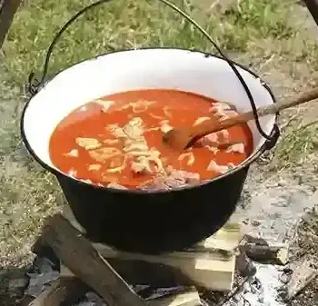 Ein klassisches Kesselgulasch Rezept Original, zubereitet im traditionellen Gulaschkessel mit Kartoffeln, Paprika und feurigem Paprikafond.