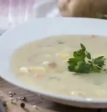 Ein Teller cremige Kartoffelsuppe mit frischer Petersilie garniert – das perfekte Kartoffelsuppe Rezept vegetarisch für kalte Tage.