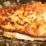Wie lange Cordon Bleu in der Pfanne braten: Cordon Bleu mit goldbrauner Kruste in einer Pfanne gebraten.
