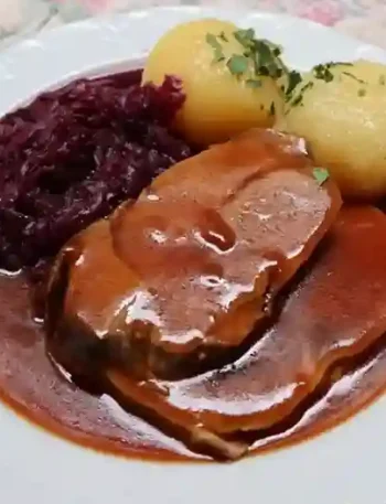 Bratensoße selber machen – Perfekt über Schweinebraten mit Knödeln und Rotkohl