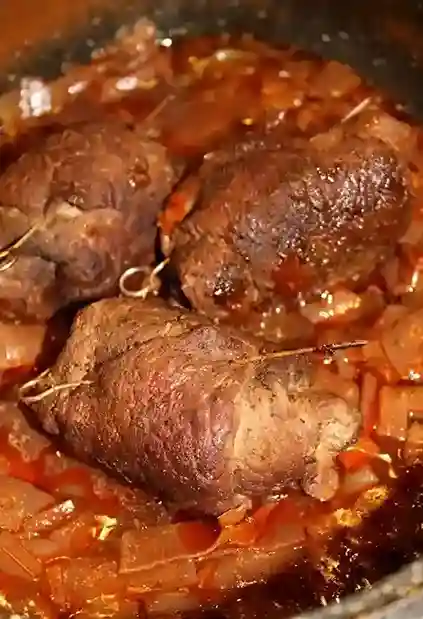 Rouladen im Schnellkochtopf schmoren in einer aromatischen Sauce mit Zwiebeln, Möhren und Gewürzen, perfekt gegart für maximalen Geschmack.