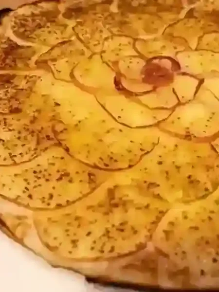 Knuspriger Apfel Flammkuchen süß mit Zimt, frisch aus dem Ofen.