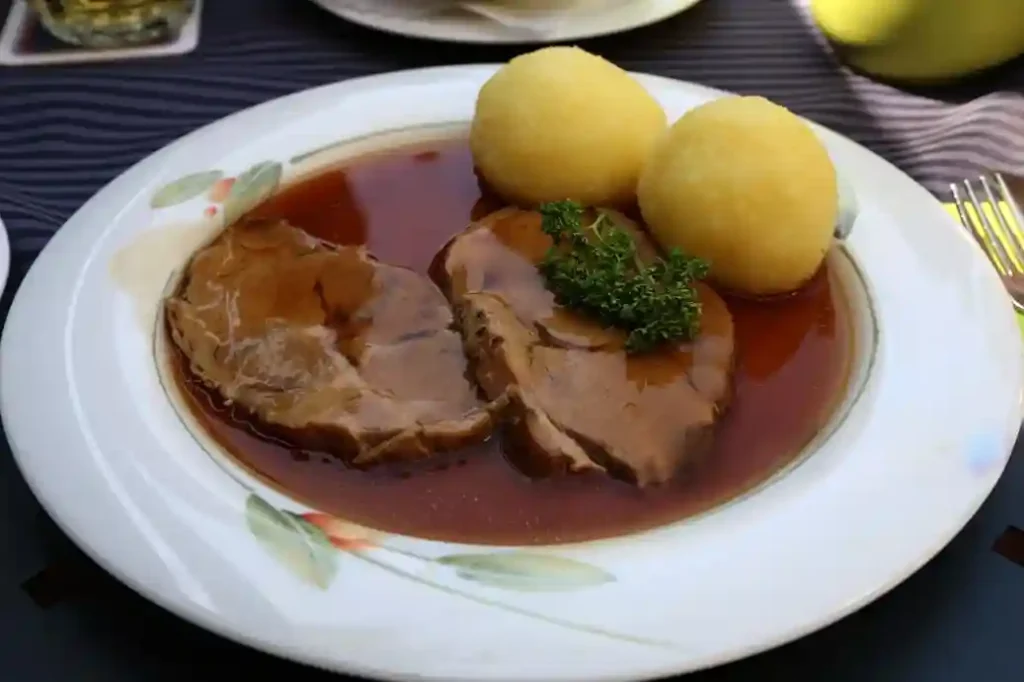 Bratensoße selber machen – Saftiger Schweinebraten mit dunkler Soße und Kartoffelknödeln
