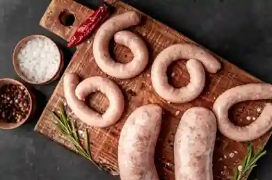 Selbstgemachte Wurst auf einem rustikalen Holzbrett – Rezept Wurst