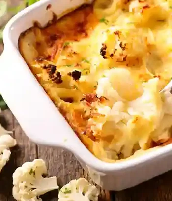 Blumenkohlauflauf mit Kartoffeln in einer weißen Auflaufform, goldbraun überbacken mit Käse