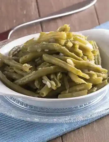Omas Bohnensalat DDR Rezept in einer weißen Schale angerichtet