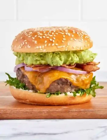 Avocado Burger mit Avocado Sauce für Hamburgers, mit Käse, Speck und frischen Zutaten.