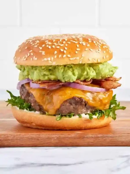 Avocado Burger mit Avocado Sauce für Hamburgers, mit Käse, Speck und frischen Zutaten.