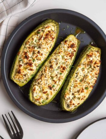 Gefüllte Zucchini vegetarisch mit Feta und Kräutern im Ofen gebacken