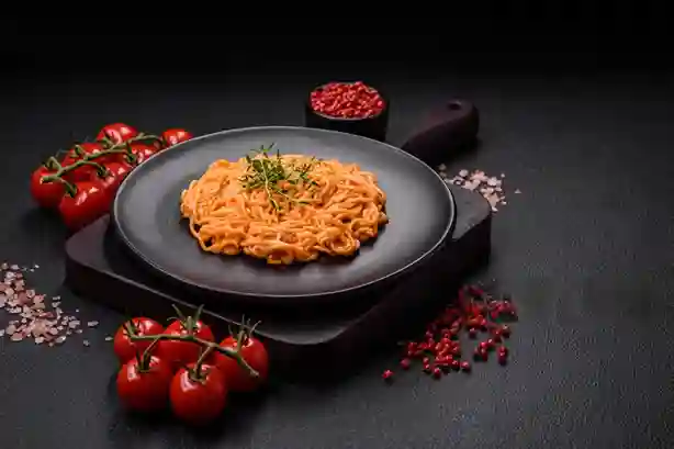 Nudeln mit Tomaten Sahne Soße – Cremige Pasta mit Tomaten und Kräutern