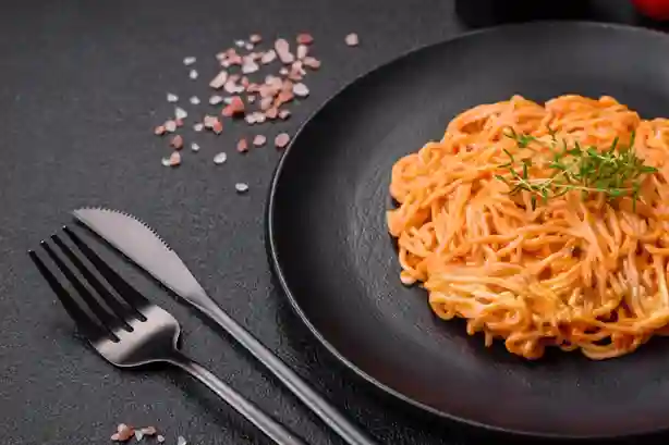 Nudeln mit Tomaten Sahne Soße – Cremige Pasta mit Tomaten und Kräutern