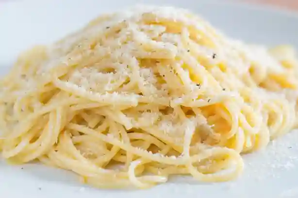 Spaghetti parmesan Sahne Soße, serviert mit frisch geriebenem Parmesan