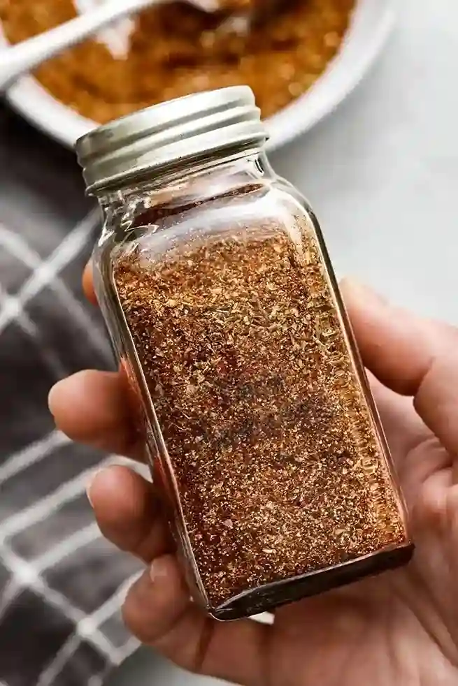 Selbstgemachtes Taco Gewürz in einem Glasbehälter.