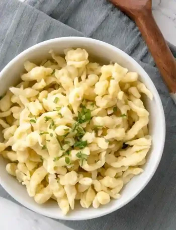 Spätzle selber machen ohne Spätzlepresse – frisch zubereitet in einer weißen Schüssel mit Kräutern garniert