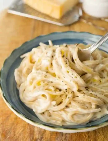 Pasta mit Frischkäse – Cremige Spaghetti mit schwarzem Pfeffer und Olivenöl.