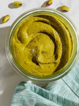 Cremiges Pistazienmus in einem Glas – perfekt zum Pistazienmus selber machen.