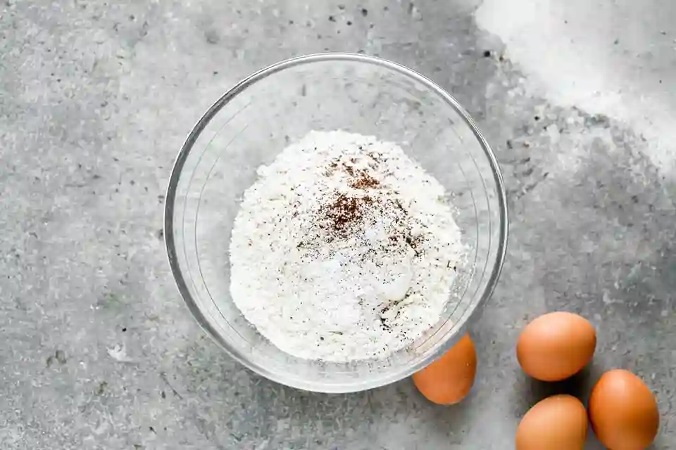 spätzle rezept – Mehl, Muskat und Eier als Basiszutaten für hausgemachte Spätzle
