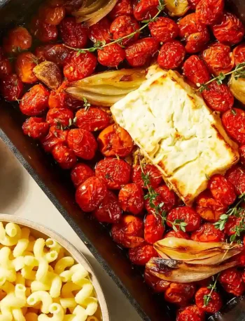 Feta Tomaten im Ofen mit Pasta – Gebackener Feta mit Tomaten und Pasta.
