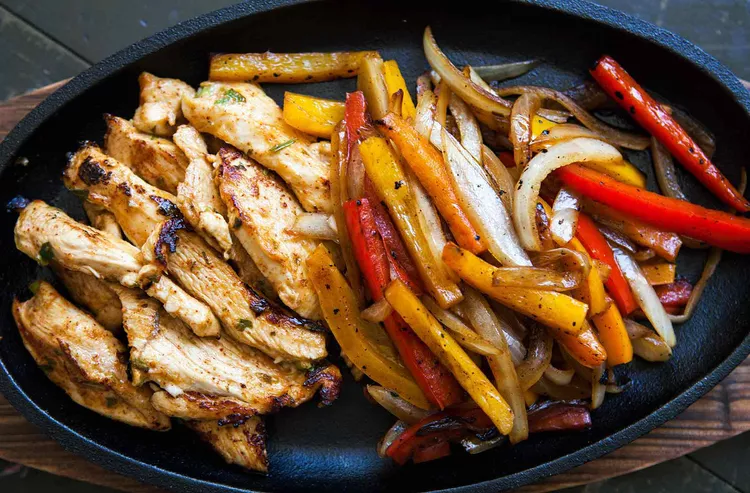 Hähnchen Fajitas mit gebratenem Gemüse – bunte Paprika, Zwiebeln und saftiges Hähnchen für ein leckeres mexikanisches Gericht.