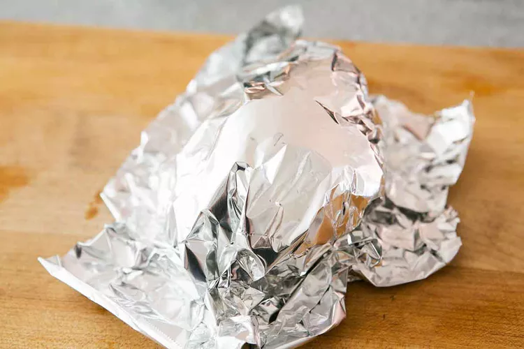 Hähnchenbrust in Aluminiumfolie ruhen lassen
