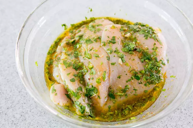 Hähnchenbrust in Marinade für Fajitas