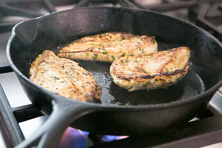 Hähnchenbrust in der Pfanne für Fajitas