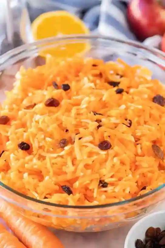 Omas Möhrensalat mit Äpfeln und Zitrone in der Schüssel – klassischer DDR Möhren-Apfel-Salat mit Rosinen