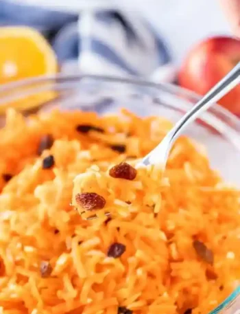 Omas Möhrensalat mit Apfel und Zitrone – frisch geraspelt mit Rosinen