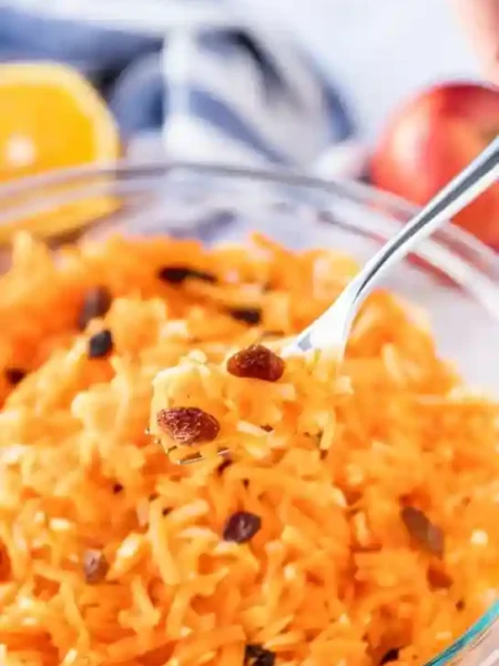 Omas Möhrensalat mit Apfel und Zitrone – frisch geraspelt mit Rosinen