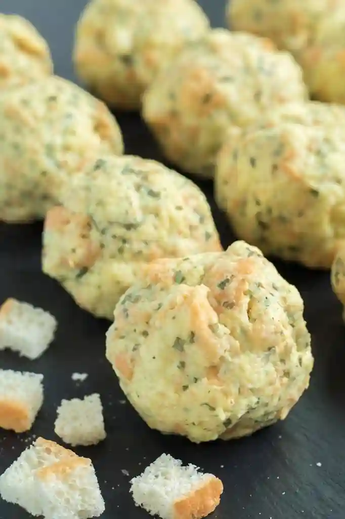 Klassische Semmelknödel mit Petersilie – einfache Knödel aus altbackenem Brot