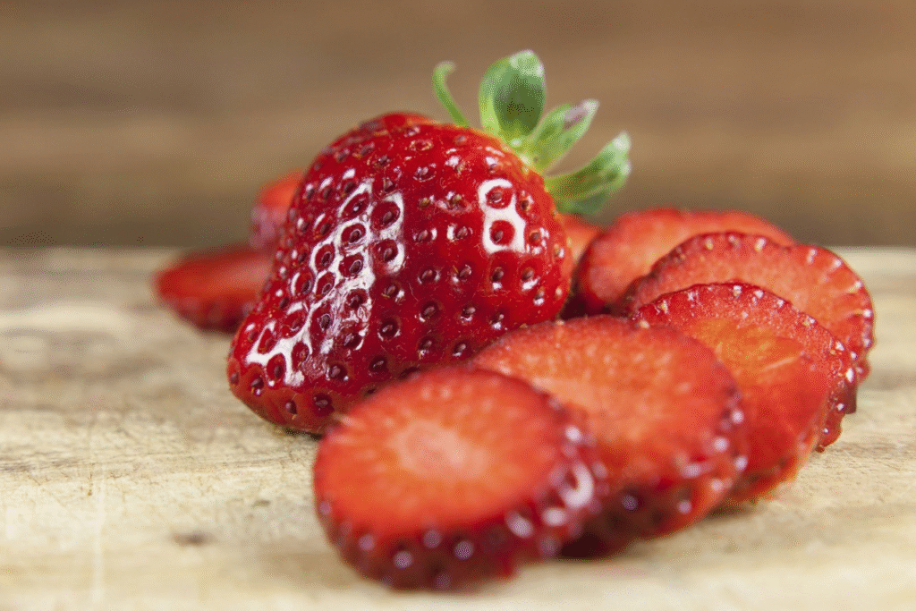 Frische Erdbeeren für Biskuitrolle mit Erdbeeren – perfekte Zutat für Erdbeer Biskuitrolle Rezepte