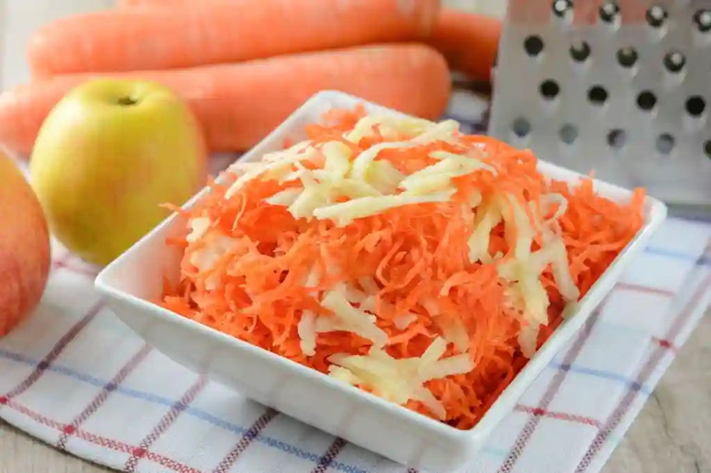 Frisch geriebene Möhren und Äpfel für Omas Möhrensalat mit Apfel und Zitrone – klassisches DDR Rezept
